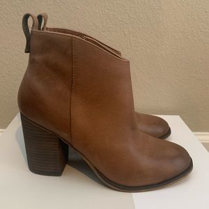 BP Bootie. Block heel. Cognac oiled leather.